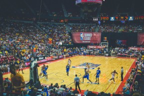 爱游戏app下载-巴特勒空降王子公园，纪录突破引发争议，巴黎比赛悬念升级